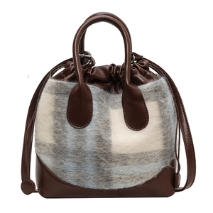 Sac seau chic en cuir marron et peluche à carreaux gris avec cordon et bandoulière