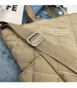 Dettaglio della borsa shopper trapuntata con tracolla regolabile e fibbia in metallo