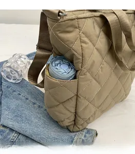 Dettaglio borsa shopper trapuntata che mostra la tasca laterale portaombrelli
