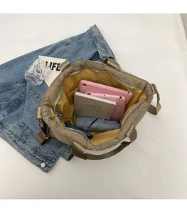 Interno spazioso della borsa tote trapuntata kaki con ampio spazio per tablet e libri