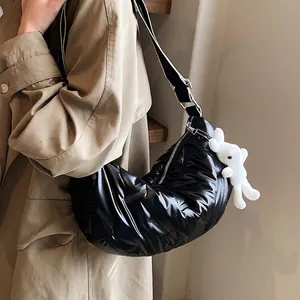 Damen Gesteppte Halbmond Umhängetasche Metallic Puffy Hobo Schultertasche Mit Breitem Gurt Und Süßem Hasenanhänger Mode Tasche