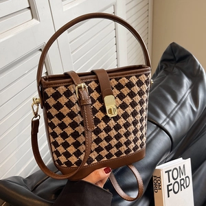 Sac seau matelassé marron vintage avec boucle dorée et bandoulière réglable