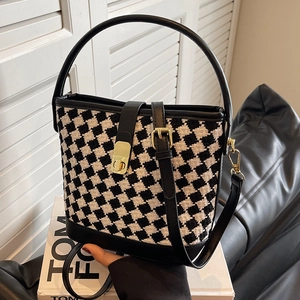 Sac seau en tweed pied-de-poule avec bordure en cuir noir et boucle en métal doré