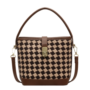 Sac seau tissé vintage matelassé avec garniture en cuir marron et fermoir doré