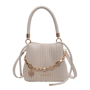 Sac seau plissé blanc cassé chic avec chaîne dorée épaisse et poignée supérieure