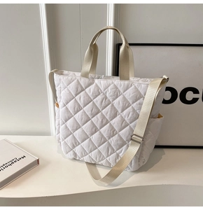 Dettaglio della borsa shopper trapuntata bianca con tracolla e tasche laterali