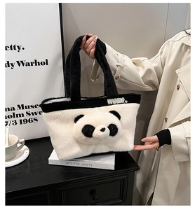 Détail du sac cabas en peluche avec motif panda 3D et broderie panda sur tissu noir