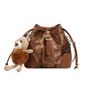 Sac seau en velours marron avec matelassage losange et pendentif ours en peluche