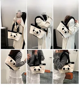 Collage d'un mannequin portant un sac cabas en peluche panda avec poignées noires