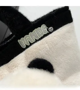 Gros plan sur la broderie Panda et la texture en fausse fourrure du sac fourre-tout