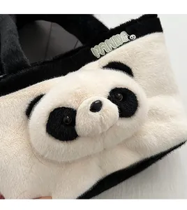 Gros plan du sac panda en peluche avec texture en fausse fourrure et détails en 3D