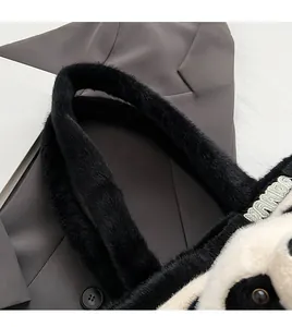 Détail de la bandoulière large et texture douce en fausse fourrure du sac fourre-tout panda