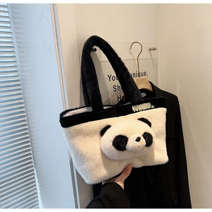 Détail du sac cabas en peluche panda avec texture fourrure et broderie panda