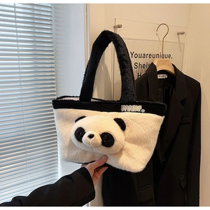 Détail d'un sac panda en peluche avec fausse fourrure douce et broderie panda 3D mignonne