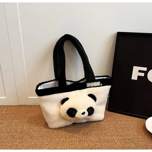 Gros plan sur la tête de panda 3D en peluche et broderie sur le sac fourre-tout blanc