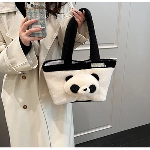 Détail du sac cabas panda en peluche avec texture douce et broderie HANDA sur la bandoulière