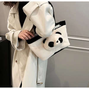 Détail du sac cabas en peluche blanche avec décor panda 3D et bordures noires