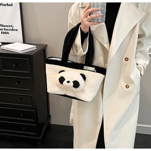 Détail du sac panda en peluche douce avec oreilles 3D et lettrage panda brodé dessus