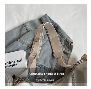 Détail de la large bandoulière réglable et de la boucle en métal argenté sur le sac