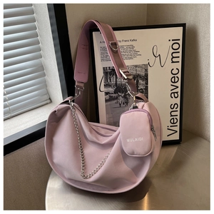 Détail du sac croissant violet clair avec chaîne argentée et mini pochette à monnaie