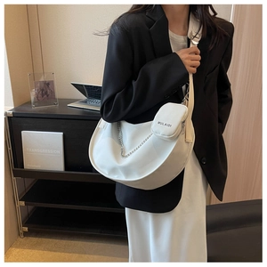 Vue détaillée du sac à bandoulière blanc en demi-lune avec chaîne et porte-monnaie
