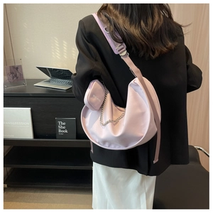 Sac bandoulière demi-lune lilas avec mini pochette et chaîne argentée sur modèle
