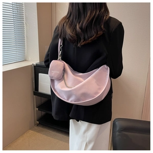 Détail du sac croissant violet clair avec un mini porte-monnaie et une chaîne en métal