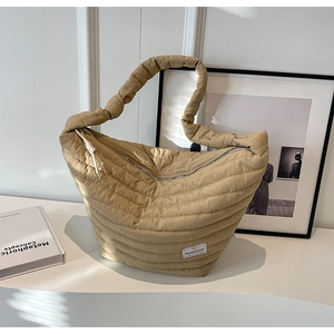 Détails du sac hobo matelassé en nylon kaki avec texture rembourrée et fermeture éclair