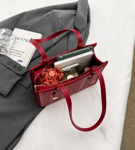Innenraum der roten Leder-Tote-Bag mit viel Platz für Tablet und Accessoires
