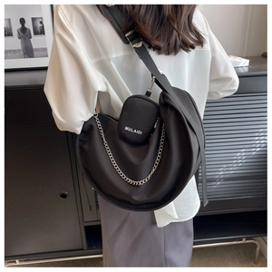 Détail du sac bandoulière croissant noir avec sangle réglable et chaîne argentée