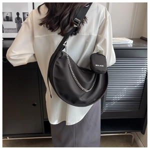 Vue de détail du sac demi-lune en nylon noir avec chaîne et petit porte-monnaie