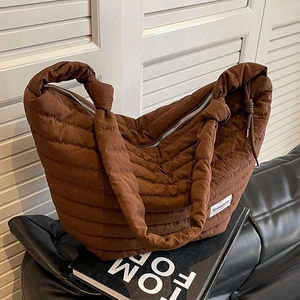 Sac hobo en nylon matelassé marron avec poignée nouée et grande capacité bandoulière