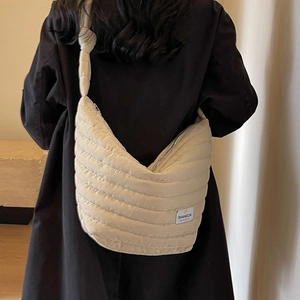 Sac bandoulière en nylon matelassé beige au design minimaliste et grande capacité