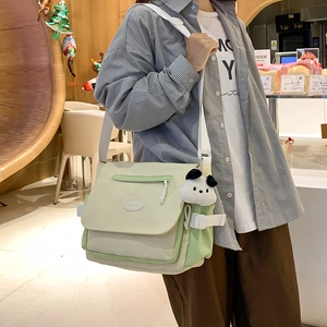 Bolso bandolera de lona bicolor verde y blanco con colgante de panda y correa