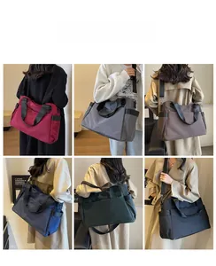 Collage de grands sacs en nylon en bordeaux, gris, café, marine, vert et noir