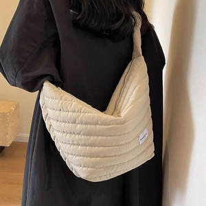 Sac croissant en nylon beige matelassé avec design bouffant et grande capacité d'épaule