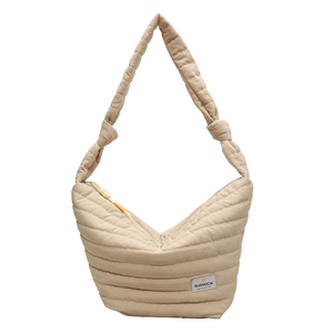 Sac à bandoulière en nylon matelassé beige avec grand nœud et design volumineux