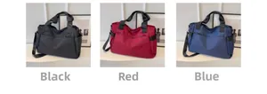 Trois sacs de voyage en noir, rouge et bleu avec poignées en cuir et texture nylon