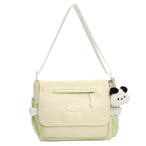 Bolso tote minimalista de lona beige y verde con dije de panda y correa ajustable
