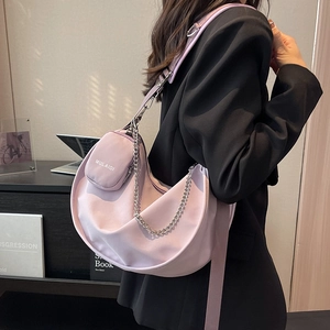 Grand sac bandoulière croissant en nylon lilas avec bandoulière réglable et chaîne