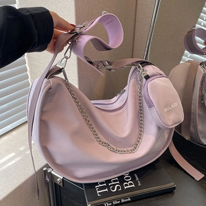 Sac demi-lune lavande avec pochette amovible, chaîne argentée et bandoulière large