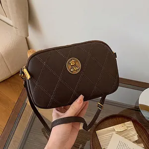 Sac en Bandoulière Matelassé Vintage en Cuir PU Losange Petit Sac Carré Avec Emblème d'Ours en Métal Double Fermeture Éclair Femmes