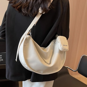 Sac bandoulière demi-lune beige avec chaîne argentée et large sangle en tissu