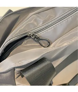 Détail du tissu imperméable gris avec tirette de fermeture éclair en métal poli