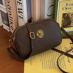 Petit sac bandoulière matelassé marron rétro avec emblème doré et sangle réglable