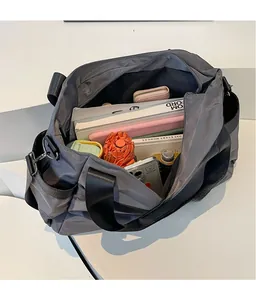 Intérieur spacieux du sac de voyage gris montrant ordinateur et accessoires