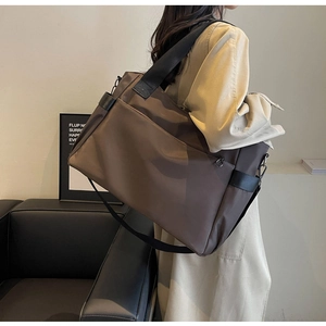 Détail du tissu Oxford imperméable et du crochet en métal sur le grand sac de voyage