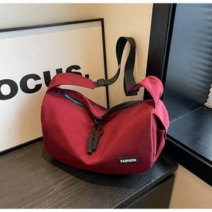 Detailansicht der burgunderroten Segeltuchtasche mit schwarzen Doppelreißverschlüssen