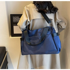 Détails du grand sac de voyage bleu marine en tissu Oxford avec bandoulière robuste