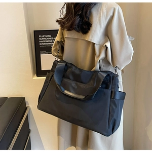 Détail du sac noir en tissu Oxford étanche avec bandoulière réglable amovible